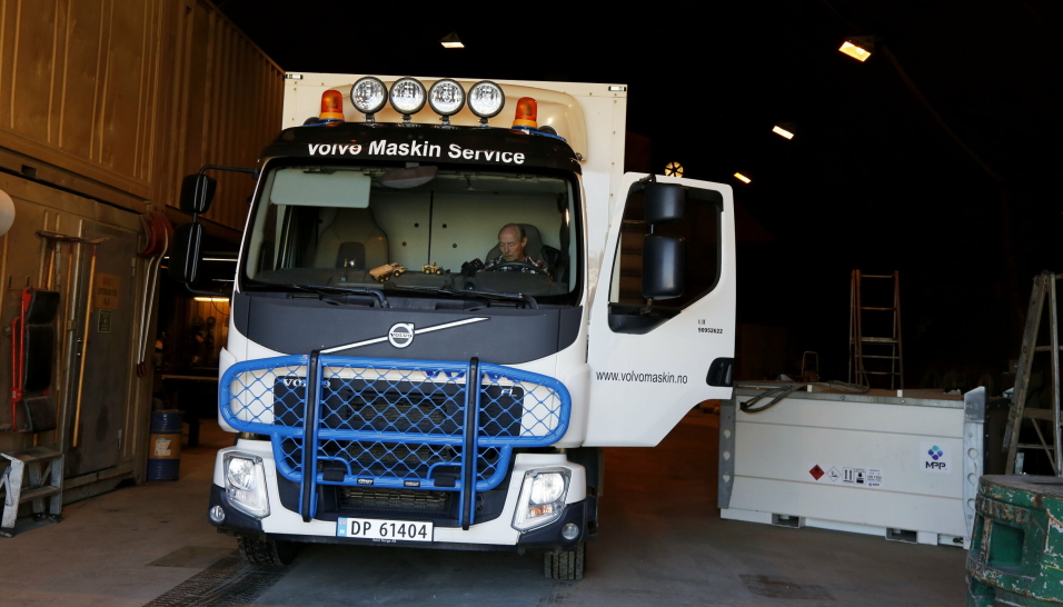 PÅ JOBB: Ulf Birkeland kjører stor servicebil med plass til både deler, verktøy og lagervarer. Her rygger han inn, klart til nytt oppdrag.