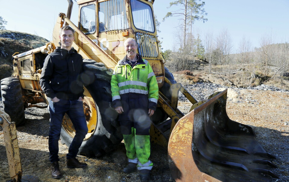 STARTET LIKT: Både Helge Løvenskiold (t.v.) og Ulf Birkeland begynte på «gølvet» som unge mekanikere. Mens Ulf har fortsatt i 51 år med det samme, har Helge tatt steget opp som servicedirektør for Volvo Maskin AS.