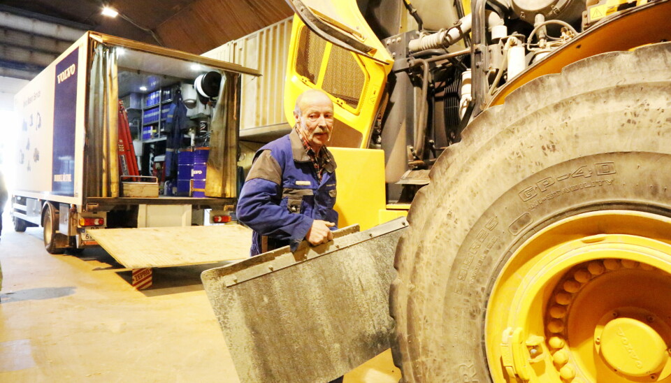 RUTINERT: Ulf Birkeland «know the drill» når han er vel fremme hos kundens hjullaster.