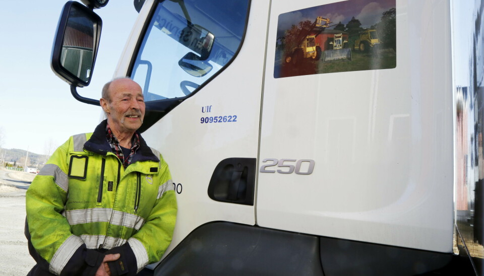 HJEMLIG MOTIV: På begge sider av servicebilen til Ulf er det en illustrasjon fra hjemstedet hans og noen av maskinene hans.