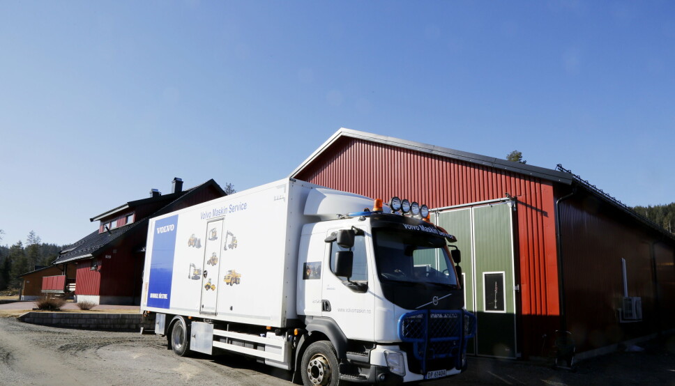 HJEMME: Servicebilen står parkert hjemme, foran garasjen til Ulf Birkeland der han bedriver både hobby og jobb.