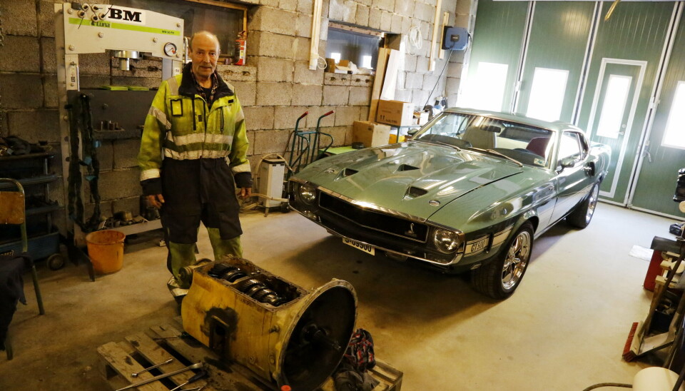 GLIS: Denne Ford Mustang Shelbyen er perfekt og får hedersplassen! Girkassen på gulvet er til en veihøvel fra 80-tallet som Ulf Birkeland har tatt med hjem for en kunde.