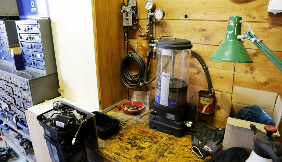 TESTBENK: Hjemme på eget verksted har han en testbenk for sentralsmøringssystemer.