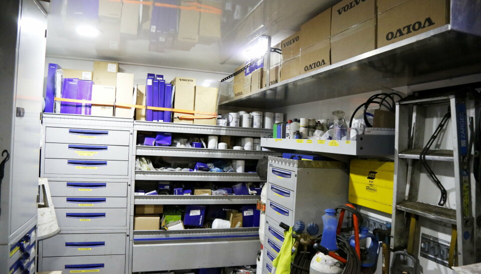 LAGER: Innerst i bilen er det lager. Birkeland har det meste med seg, og kan oftest svinge innom kunder som trenger noe raskt.