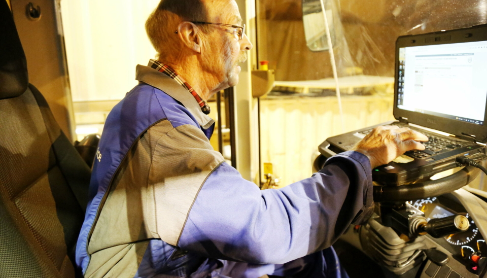 ELEKTRONIKK: PC må kobles til maskinen raskt. Da han begynte i yrket, var lys og horn det eneste elektriske på anleggsmaskinene.