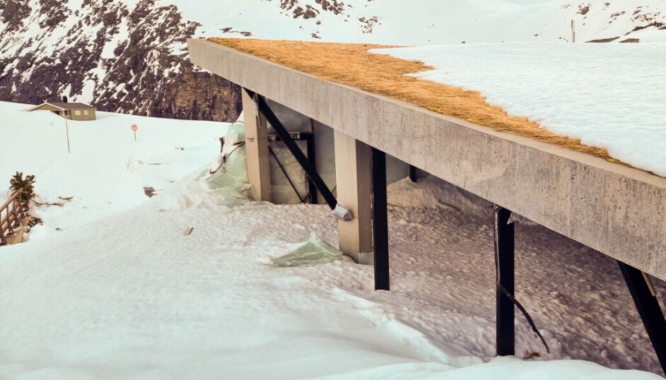 Det er store skader etter snøskredet som traff kafeen på Trollstigen.