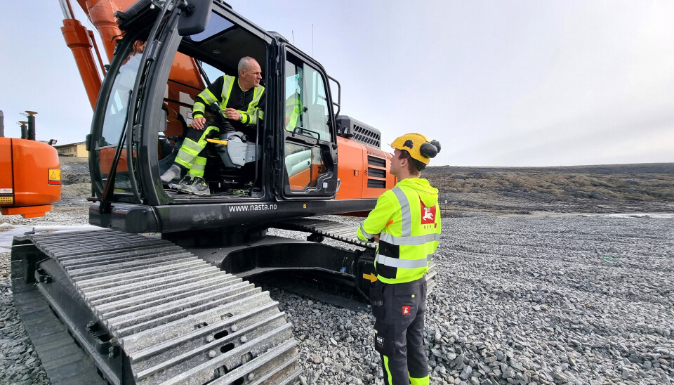 Maskinførerne Torstein Langdalen (i førerhuset) og Kristian Skrokbæk kjører de to nyeste Hitachi Hitachi ZX350LC-7 Super Long Front ved rasgropa i Gjerdrum. Maskinførerne Torstein Langdalen (i førerhuset) og Kristian Skrokbæk kjører de to nyeste Hitachi Hitachi ZX350LC-7 Super Long Front ved rasgropa i Gjerdrum.