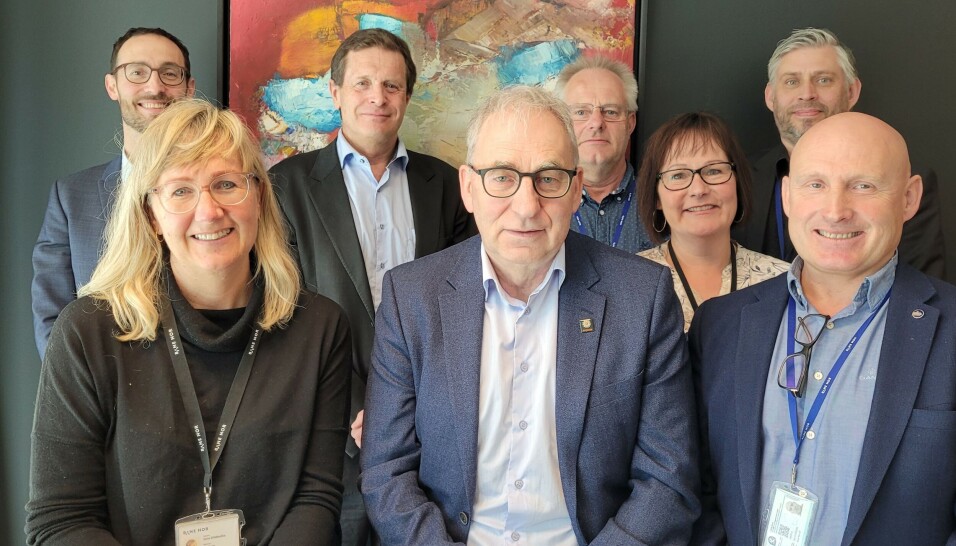 Bilde fra signering. Foran fra venstre: Stine Undrum, konserndirektør Utbygging i Bane Nor, Audun Aaland, adm. dir. Implenia Norge og Per Vilnes, prosjektdirektør Utbygging Midt i Bane Nor. Bak fra venstre: Mario Perissutti, direktør for bru og betong i Implenia Norge. Deretter fra Kleverud-Sørli Åkersvika i Bane Nor, prosjektsjef Geir Kvillum, prosjektleder Gunnar Sletten, prosjektstyrer Ann Kristin Brændhaugen og kontraktsrådgiver for Tangenvika jernbanebru (KS-2) Andres Linnestad.