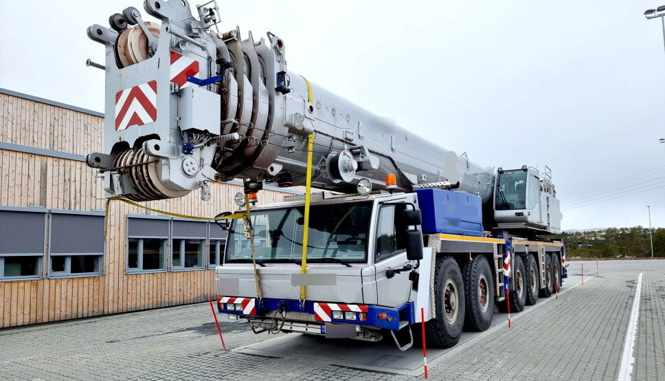 Denne norskregistrerte mobilkrana var blitt kondemnert etter en ulykke. Deretter hadde forsikringsselskapet solgt den til et tysk firma som skulle frakte den fra Narvik til Tyskland for reparasjon.