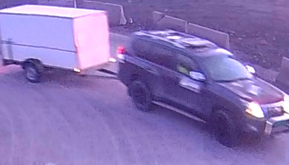 Åsted Norge (TV2) har gått ut med dette bildet der en ukjent bil med tilhenger kjører vekk fra området der det ble stjålet verdier for nær 700.000 kroner. Åsted Norge kan kontaktes med tips om denne bilen og andre observasjoner i Blystadlia, natt til fredag 15. april (Langfredag), på astednorge@tv2.no og tlf. 22 38 98 98.