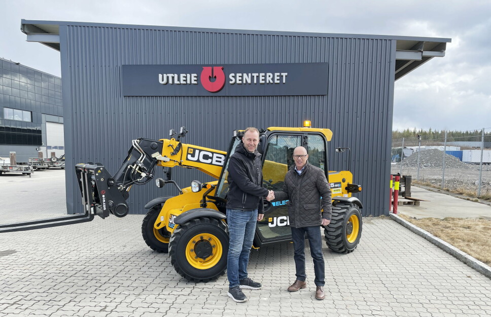 OVERREKKELSEN: Med håndtrykk mellom Rosendal Maskins Thor Arild Haga (t.h) og avdelingsleder Alfred Bakken i Utleiesenteret på Gardermoen, overtas den nye JCB 525-60 EL teleskoptrucken.