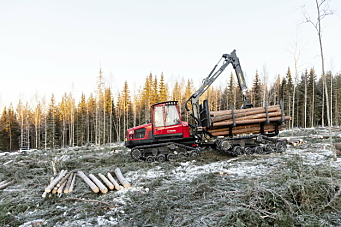 Komatsu-lastbæreren «Tusenbein» på belter testes i Sverige