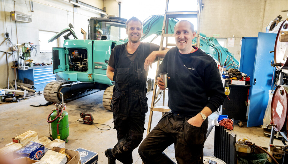 VERKSTED: Joakim Grødem (t.v.) skrur på alt utstyret Nikolay Vadheim har både av både lastebiler og landbruksutstyr.