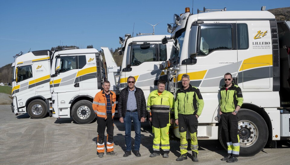 TEAMET: Paul Håland (fra venstre), Jostein Lillebø, Leif Terje Lillebø, Einar Lillebø og Birger Egeland kjører ferdigprodukter dagen lang. Da er det viktig å ha lettest mulig bil.