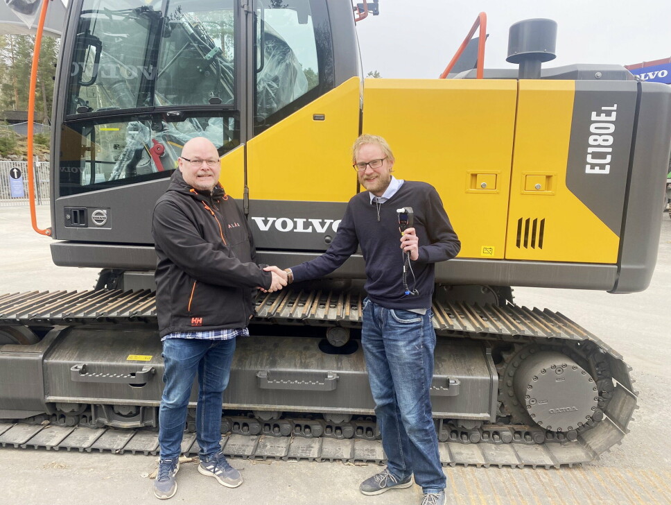 AVTALE: Salgssjef i ALÅS, Jørn Nicolaisen (t.v.) og produktsjef for utstyr i Volvo Maskin AS, Kenneth Kongerud, etter at samarbeidsavtalen er inngått.