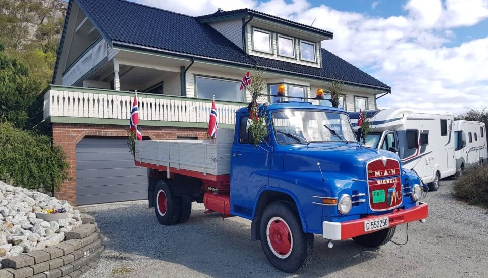 VETERAN: Denne 1969-modellen er kosebilen til Jostein Lillebø. Han kjøpte den ferdig pusset opp fra Hallingdal for noen år siden. Nå bukes den bare til fint. Som her på 17.mai.