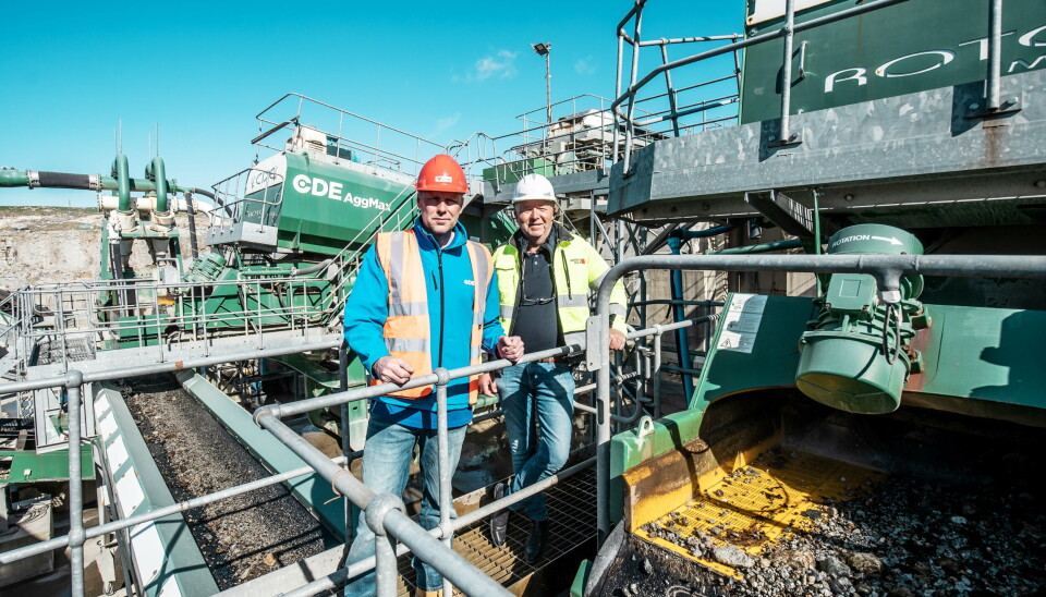 TETTERE: Nordic Bulk tar over salg og service på alle CDE-anlegg i Norge etter en ny avtale mellom selskapene. Her fra en befaring på Velde AS sitt store anlegg i Sandnes. På bildet fra venstre er Martin Jackson fra CDE og Olav Gilje fra Nordic Bulk.