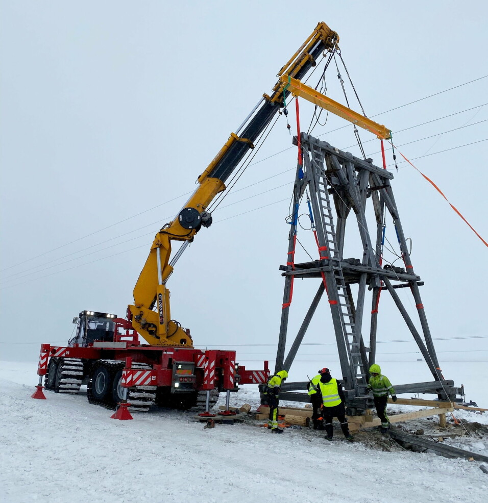 FØRSTE LØFT: Her er Logset-maskinen med Erkin 180 tonnmeter lastebilkran bakpå chassiset i gang med det første løftet av taubanebukker fra gammelt til nytt fundament.