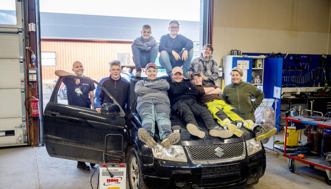 KLARE: Ungdommene Ole Magnus, Åsmund, Martin H, Ola, Martin JB, Kristian og Kenneth kan skru alt de orker på de utrangerte Suzuki-en under oppsyn av Tore Smukkestad og Ruth Elise Vear. KLARE: Ungdommene Ole Magnus, Åsmund, Martin H, Ola, Martin JB, Kristian og Kenneth kan skru alt de orker på de utrangerte Suzuki-en under oppsyn av Tore Smukkestad og Ruth Elise Vear.