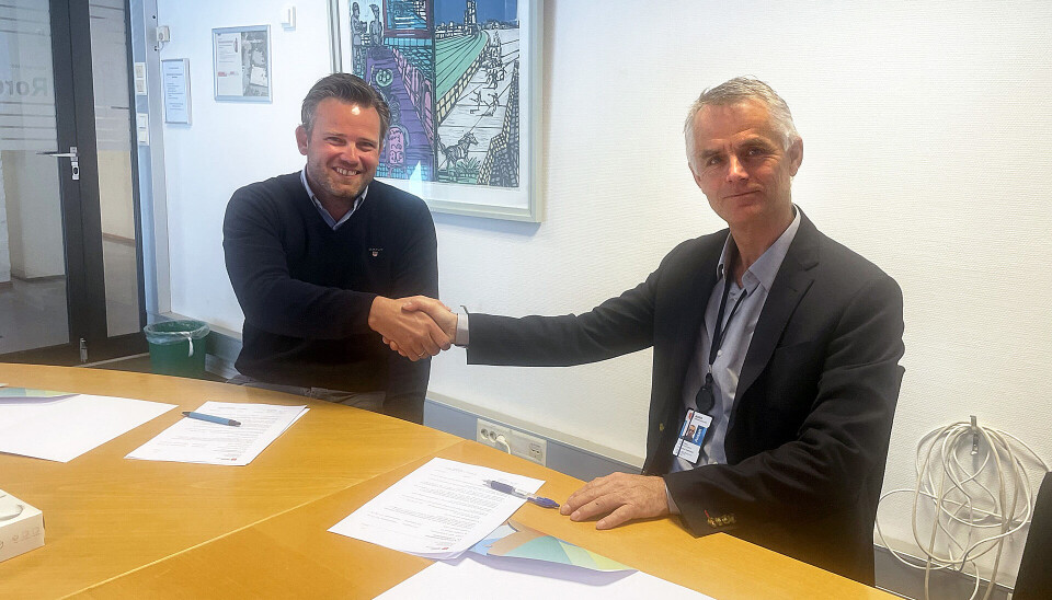 Prosjektsjef Kyrre Crome Essendrop i prosjektområde sør i Veidekke infrastruktur og fylkesdirektør for samferdsel og eiendom Ola Olsbu i Agder fylkeskommune undertegnet drift og vedlikeholdskontrakt for Mandalsområdet.