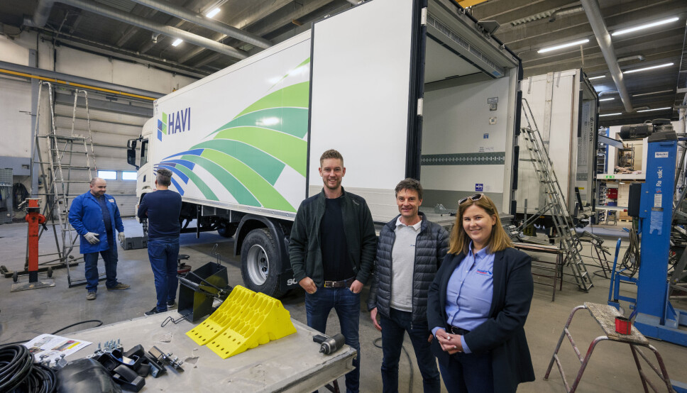 FØRSTE: Schmitz Cargobull har nå levert to skapbiler til HAVI som er montert her i Norge. Siri Braastad i Schmitz Cargobull har sammen med Tom Roar Hansen fra IPS Scala og Kenneth Johannessen fra Thermo King stor tro på å montere og ferdigstille bilpåbyggene lokalt i Norge.