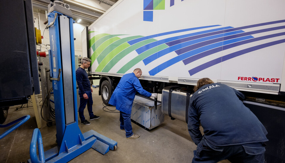 BISTAND: To mann kom fra Schmitz Cargobull sin fabrikk i Litauen for å bistå i monteringen av det første bilskapet i Norge.