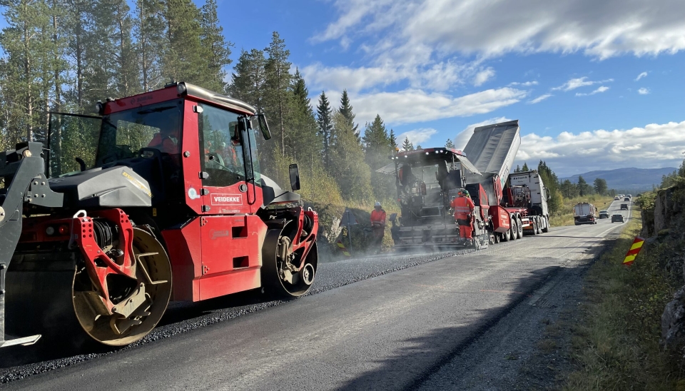 Statens vegvesen og NTNU har inngått et samarbeid for å bidra til en karbonnøytral og bærekraftig vegsektor i Norge innen 2050. Her legges det ny, klimavennlig asfalt på E24 i Meråker.