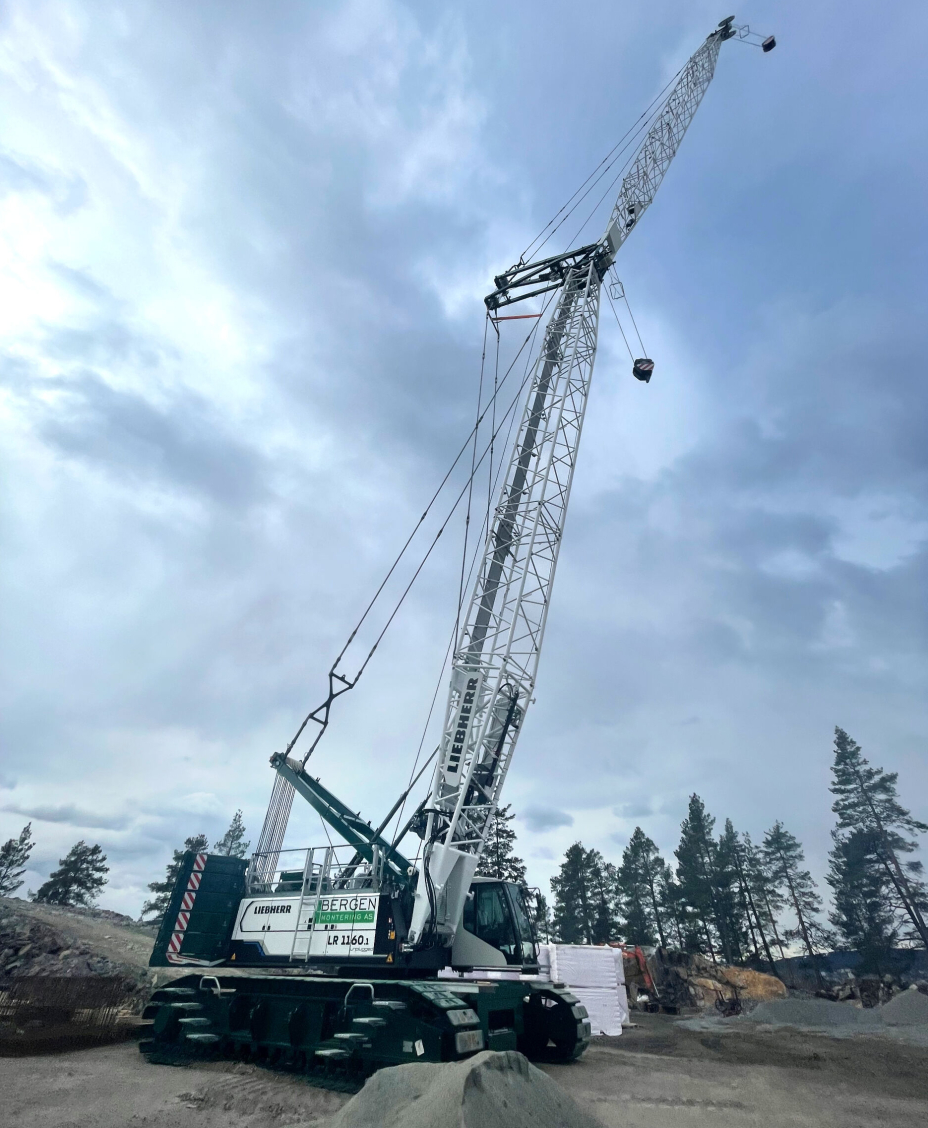 Den elektriske beltegående fagverkskrana har løftehøyde på 48 meter.