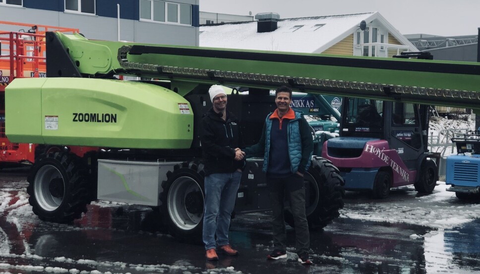 OVERREKKELSE: Espen Bardoff i Høyde Teknikk A/S gratuleres med en ny maskin av selger David Lindberg hos Gantic AS.