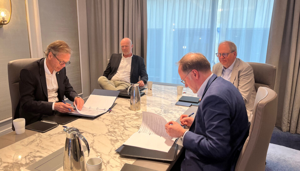 Ingolv Høyland (styreleder Reitan E.C. Dahls Eiendom) og Tor Arne Midtskogen (konserndirektør Skanska Norge) signerer kontrakten om bygging, mens Svein Erik Nordbotten (adm. dir. E.C. Dahls Eiendom) og Trond Krogstadmo (regiondirektør Skanska Bygg Midt/ Vest) bivåner.