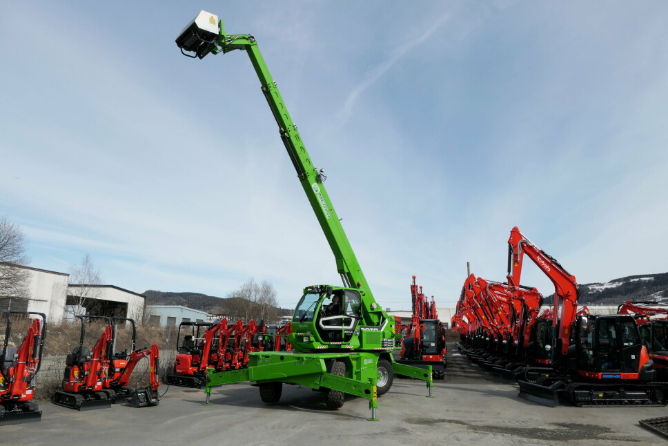 GRØNN NYKOMMER: Den første Merlo 5021 S med 21 meters bom skiller seg godt ut midt i rankene av nye Kubota-gravere.
