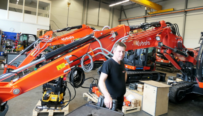 TRYKK: Etter 22 år på verkstedet, er Kjetil Borchgrevink veteran hos Hymax og i ferd med å montere Rototilt på en Kubota-graver. Snart får han bedre plass på verkstedet.