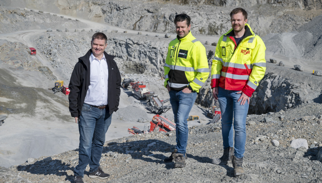 FORNØYDE: Ingar Thu (t.v.) er stolt over å ha levert den største enkelthandelen for Metso:Outotec i Norge med Kjetil Friestad i Rental.One og Joakim Reime, leder internproduksjon i Risa.