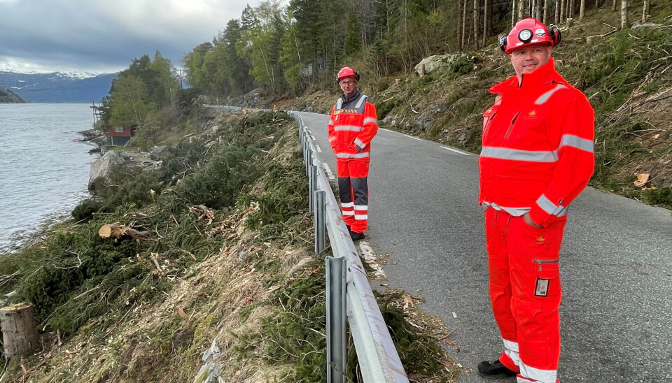 Her, på riksvei 13 mellom Kinsarvik og Kyrkjenes, får veien på det meste dobbelt så stor kjørebredde som i dag. Fra høyre: Byggeleder Ketil Bere og prosjektleder Terje Dagestad i Statens vegvesen. Her, på riksvei 13 mellom Kinsarvik og Kyrkjenes, får veien på det meste dobbelt så stor kjørebredde som i dag. Fra høyre: Byggeleder Ketil Bere og prosjektleder Terje Dagestad i Statens vegvesen.