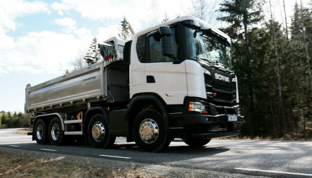 KUN EKSOSBREMS: Med kun eksosbrems blir det mye bruk av fotbremsen rundt testbanen til Scania. Foto: Vassilis Daramouskas KUN EKSOSBREMS: Med kun eksosbrems blir det mye bruk av fotbremsen rundt testbanen til Scania. Foto: Vassilis Daramouskas
