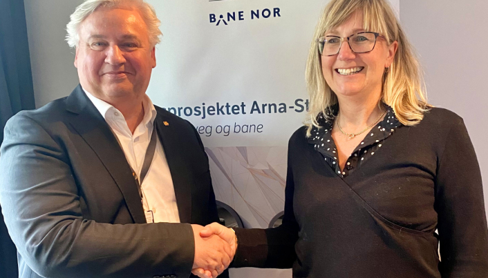 Avtalen for Fellesprosjektet Arna-Stanghelle ble signert av Kjell Inge Davik, utbyggingsdirektør Statens vegvesen og Stine Undrum, utbyggingsdirektør Bane Nor.