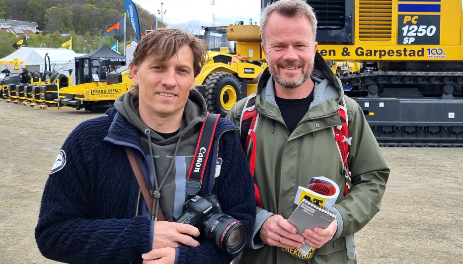 Redaktør Klaus Eriksen og Thomas N. Witsø-Bjølmer er på plass på Forus travbane for å dekke MEFA Stavanger for Anlegg&Transport, AT.no. Ser du dem og har noe nytt innen anleggsbransjen å melde, ta tak i dem og fortell.