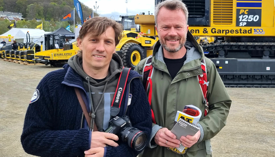 Redaktør Klaus Eriksen og Thomas N. Witsø-Bjølmer er på plass på Forus travbane for å dekke MEFA Stavanger for Anlegg&Transport, AT.no. Ser du dem og har noe nytt innen anleggsbransjen å melde, ta tak i dem og fortell.