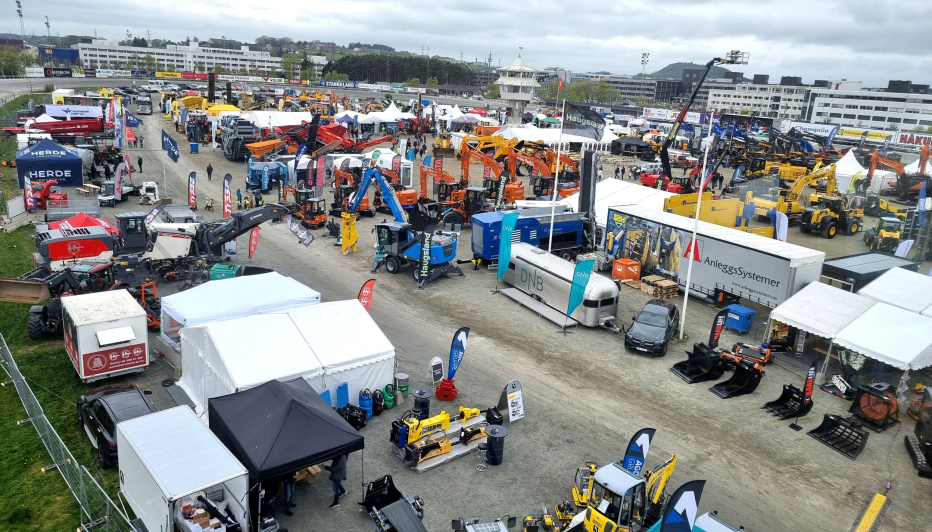 NESTEN 100 UTSILLERE: Korona-depresjon og flytting av Vei og Anlegg har ikke lagt noen demper på messe-interessen i Rogaland. Fredag åpnet dørene til maskinmønstringen på Forus. Foto: Thomas N. Witsø-Bjølmer