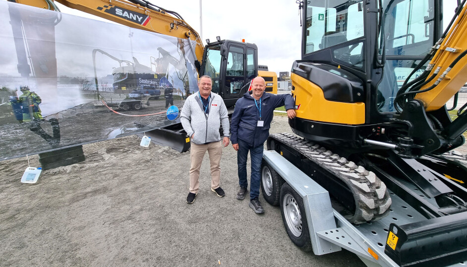KLARE FOR SALG: Salgssjef Tor Arne Vigre (til høyre) og Trygve Tesaker på Sany-standen på MEFA Stavanger 6.-8. mai 2022. Etter mye motgang, er Sany nå i ferd med å bygge seg opp i Norge.