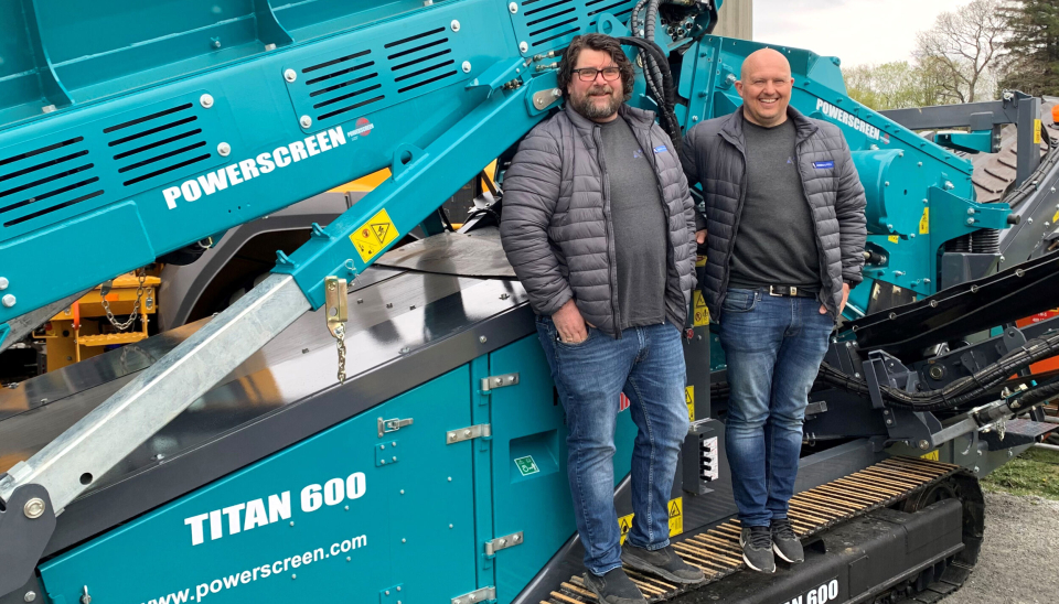 Agder Anleggsenters avdelingsleder Idar Gilje i Rogaland (t.h.) og nyansatt Powerscreen-selger Kristian Bjarøy Holth var på plass på MEFA i Stavanger det nye sikteverket Powerscreen Titan 600 med to dekk (2,34 m x 1,17 m).