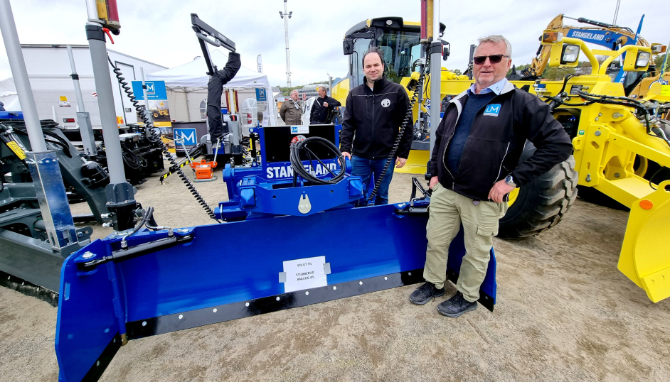 I PLAN: Kjell Lintho (nærmest) i Lintho Maskin og Marcin Kovalczyk fra AP Machinebouw ved «Push & pull»-maskinen.