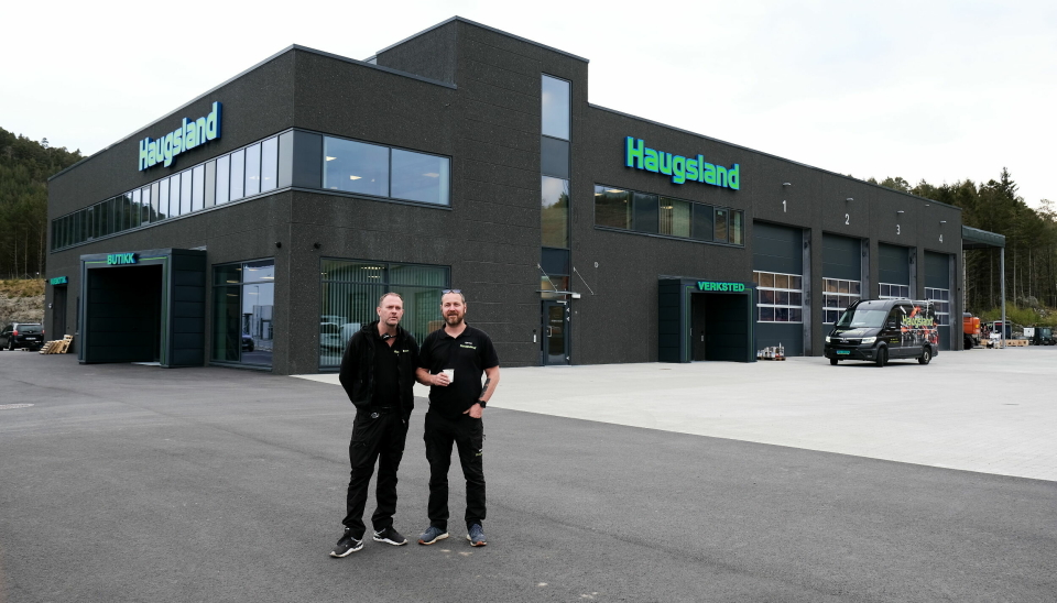 Haugsland AS har flyttet inn i et nytt kjempeanlegg i Sandnes. Eierne Ola Bjørn Haugsland (t.v.) og Kjartan Olsgård foran det nye bygget som er satt opp i Fosseikveien i Sandnes.
