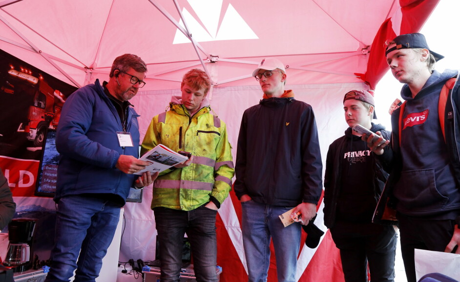 INNHENTING AV PRISER: Leif Andreas Ludviksen i Forcit Norway AS (f.v.) gir priser på sprengstoff til Øksnevad vgs-elevene Simon Mæle Egeland (skal bli skytebas), Sebastian Håland (håndmann og maskinfører), Marius Larsen (maskinfører) og Mathias Knutsen (maskinfører og håndmann).