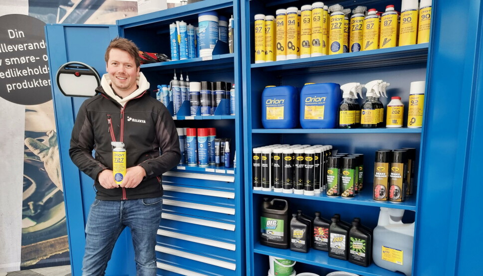 SMART SKAP: Relektas «Enklere lager» innebærer å tilby kundene optimalt antall produkter i oversiktlige skap. Med bedre orden og lavere regninger som resultat. På bilde Jørn Martin Aalerud, kjent fra Radical Cup Scandinavia og Gulf Radical Cup i Dubai/Abu Dhabi. Aalerud er også Relekta-selger, og viser på bildet frem en typisk «Relekta-pakke».