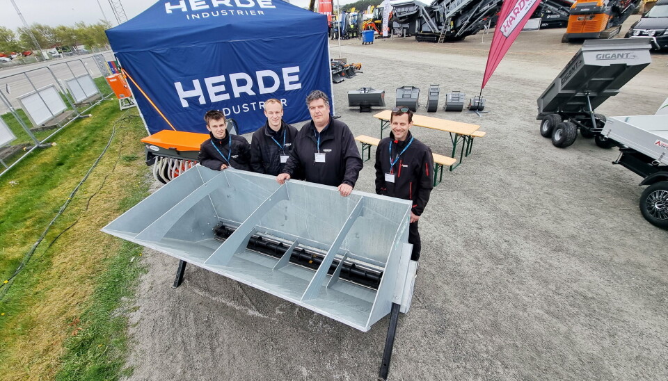 STOLTE KARER: Globus-gjengen bak den galvaniserte strøkassa. Fra venstre: Marcus Hafver, Christian Totnem, Arve Hafver og Kjell Ingar Bø. STOLTE KARER: Globus-gjengen bak den galvaniserte strøkassa. Fra venstre: Marcus Hafver, Christian Totnem, Arve Hafver og Kjell Ingar Bø.