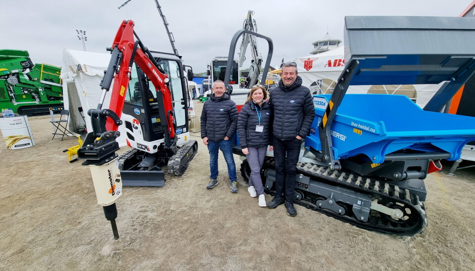 SATSER STORT PÅ SMÅTT: Endre Dyngeland, Hilde Jensen og Olav Walle mellom to av Thor Heldal AS' produkter: Coltrax gravere og Messersi minidumpere. SATSER STORT PÅ SMÅTT: Endre Dyngeland, Hilde Jensen og Olav Walle mellom to av Thor Heldal AS' produkter: Coltrax gravere og Messersi minidumpere.