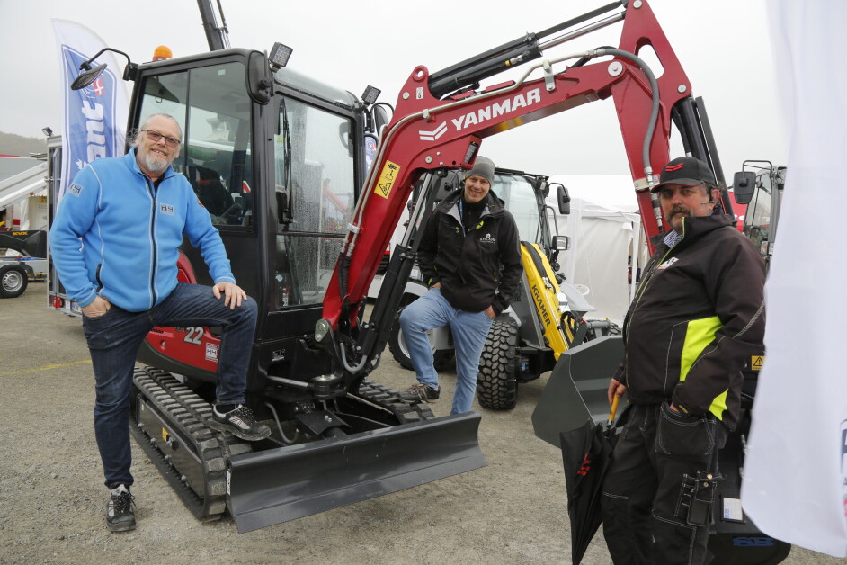 MESSE: Salgs- og markedssjef Tor Isdahl (f.v) i H&H Maskin AS sammen med Haugesund-forhandleren Alexander Apeland og Sigve Holen som betjener Stavanger.