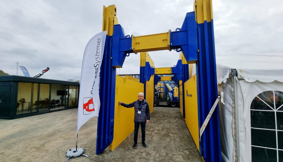 TRYGG I GRØFTA: John Kristian Løland på plass i en «Double Slide Rail» på Mefa i Stavanger. Hjørnestolpene er her 4,8 meter høye, men de kommer også i høyere utforming. TRYGG I GRØFTA: John Kristian Løland på plass i en «Double Slide Rail» på Mefa i Stavanger. Hjørnestolpene er her 4,8 meter høye, men de kommer også i høyere utforming.