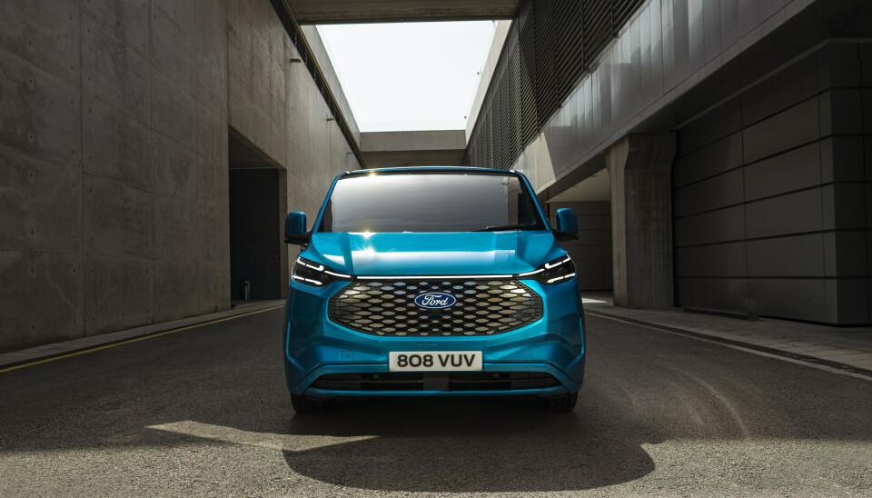 UNIK: Det vil være enkelt å gjennkjenne E-Transit Custom ute på landeveien med den distinkte LED-signaturen.